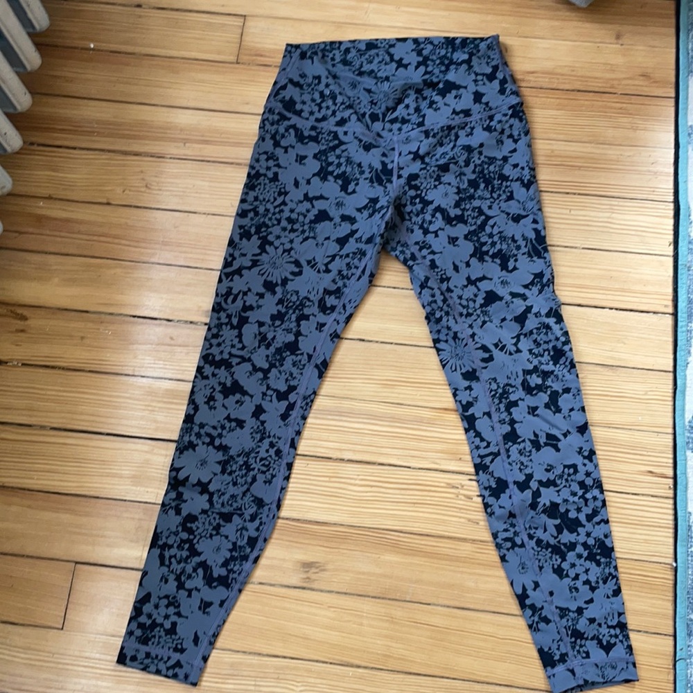 Women’s Lululemon Wunder Under Size 10 tights.